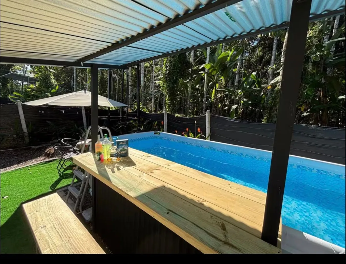 Terraza junto a piscina